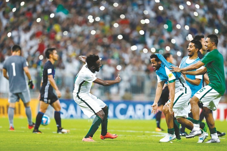 فرحة لاعبي منتخب السعودية بالتأهل الى المونديال	(رويترز) ﻿