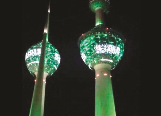 أبراج الكويت تزينت بألوان العلم السعودي﻿