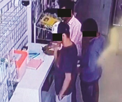سرقة «كاسكو» يغرد بعدة لغات خدعة.. دقيقة الفلوس في السيارة