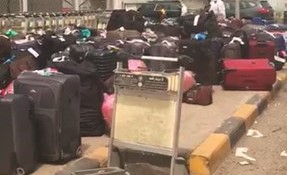 صورة من الفيديو المتداول عن تكدس حقائب الحجاج﻿