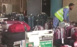 احد العمال خلال نقل الحقائب ﻿