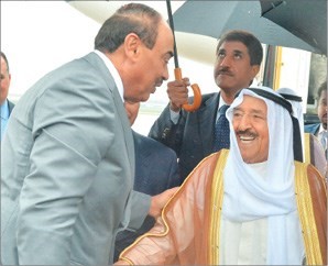 صاحب السمو الأمير الشيخ صباح الأحمد مصافحا الشيخ صباح الخالد لدى وصوله مطار قاعدة اندروز الجوية