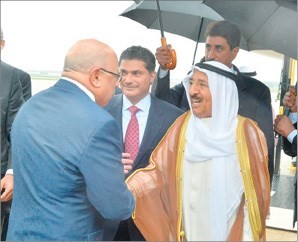 صاحب السمو الأمير مصافحا الشيخ خالد الجراح