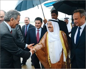 صاحب السمو الأمير الشيخ صباح الأحمد يصافح الشيخ محمد الخالد