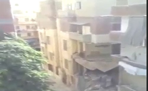 فيديو صادم ..لحظة انهيار عقار ومصرع شخصين تحت الأنقاض في مصر