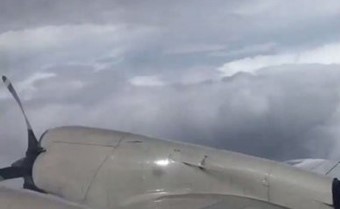 لقطات تحبسُ الأنفاس.. شاهد طياراً يحلّق في قلب إعصار إرما المدمِّر ويتغلَّب على سرعة الرياح بالموسيقى!