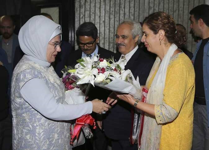بالفيديو والصور.. زوجة أردوغان تزور مخيمات مسلمي الروهينجا