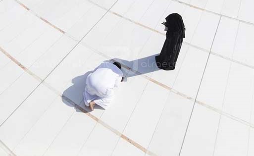 مصور لقطة المرأة مظللة زوجها ينشر صورة جديدة لهما.. ويكشف ماذا فعل الزوج فور الانتهاء من صلاته