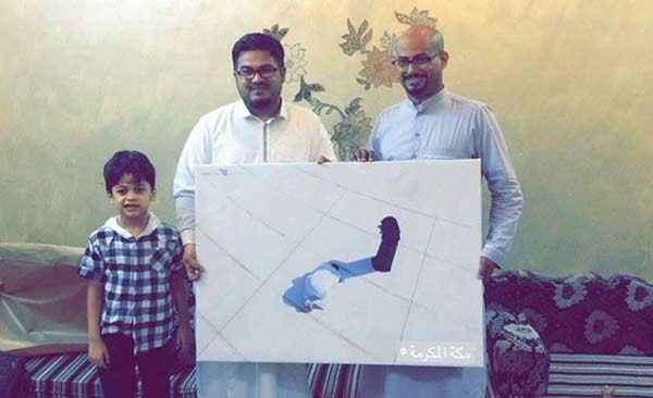 مصور لقطة المرأة مظللة زوجها ينشر صورة جديدة لهما.. ويكشف ماذا فعل الزوج فور الانتهاء من صلاته