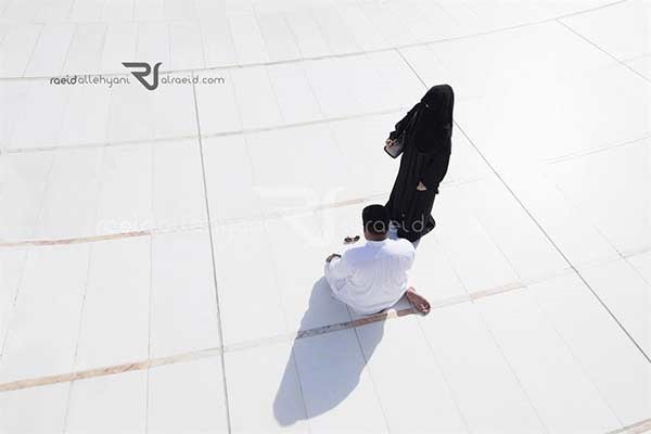 مصور لقطة المرأة مظللة زوجها ينشر صورة جديدة لهما.. ويكشف ماذا فعل الزوج فور الانتهاء من صلاته
