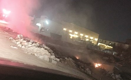 رجال الاطفاء اثناء اخمادهم للنيران﻿