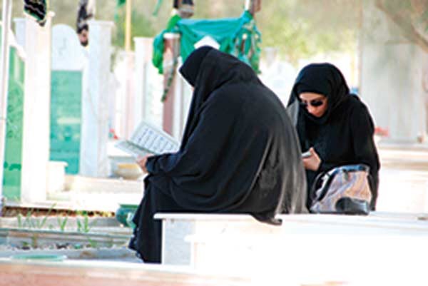 هل ذكر اسم المرأة عورة؟