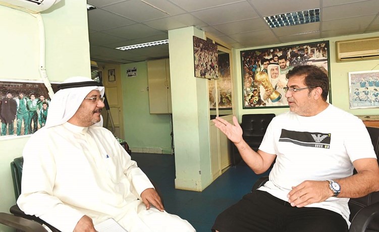 المدرب الوطني محمد إبراهيم يتحدث للزميل مبارك الخالدي 	(متين غوزال)﻿