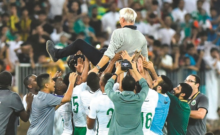 لاعبو السعودية يحملون مدربهم بيرت فان مارفيك عقب التأهل	(أ.ف.پ)﻿