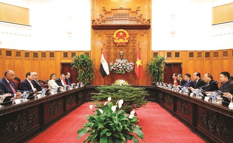 الرئيس المصري عبد الفتاح السيسي ورئيس الوزراء الفيتنامي نجوين شوان فوك في مقر الحكومة بفيتنام	(رويترز)﻿