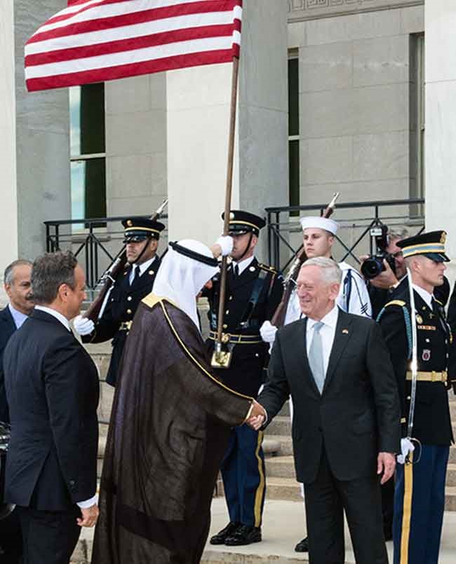 الشيخ محمد الخالد مصافحا جيمس ماتيس خلال زيارته إلى مقر وزارة الدفاع الأميركية 