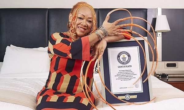 بالفيديو والصور.. استغرقت في تربيتها 23 عامًا.. أمريكية تتوج بلقب صاحبة أطول أظافر في العالم