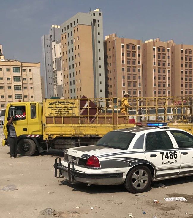 حملة امنية بالتعاون مع البلدية ضد الباعة المخالفين في "الأحمدي"