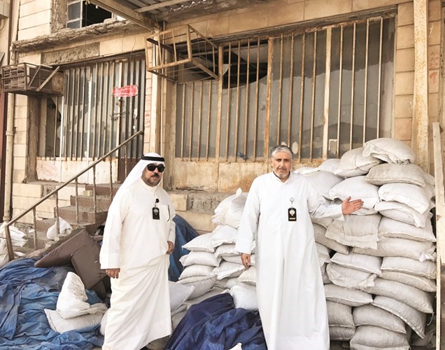 مفتشو البلدية يصادرون كميات من المواد الغذائية غير الصالحة﻿