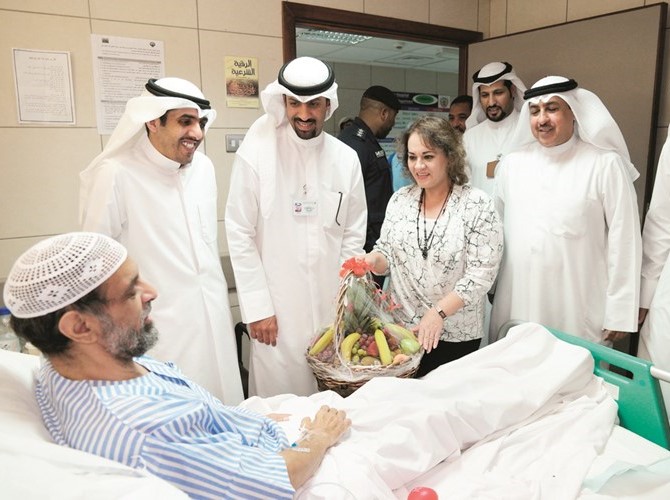 فريق التجاري أثناء زيارة أحد المرضى في الفروانية﻿
