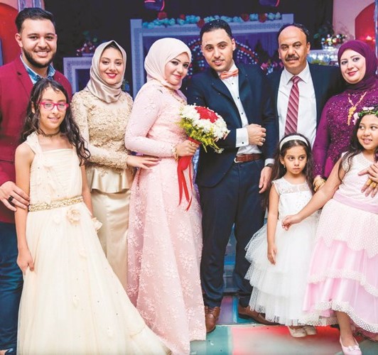 العروسان خالد السامولي وياسمين حامد السيد مع الأهل في لقطة تذكارية﻿