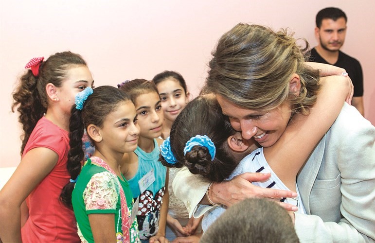 صورة للسيدة السورية الأولى أسماء الأسد نشرتها وكالة سانا خلال زيارتها إلى مدرسة﻿﻿ لأطفال الجنود الذين سقطوا ضحايا الحرببمناسبة بداية السنة الدراسية الجديدة في طرطوس (أ.ف.پ)﻿