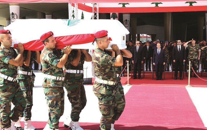 الرئيس اللبناني العماد ميشال عون خلال ترؤسه المراسم التكريمية لجثامين الشهداء بحضور رئيس مجلس النواب نبيه بري ورئيس مجلس الوزراء سعد الحريري ووزير الدفاع يعقوب الصراف وقائد الجيش العماد جوزف عون في باحة وزارة الدفاع -(محمود الطويل)﻿