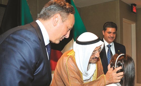 لفتة أبوية من صاحب السمو مع طفلة أحد أعضاء السفارة والمكاتب الكويتية في أميركا ويبدو الشيخ سالم العبدالله والشيخ خالد العبدالله﻿