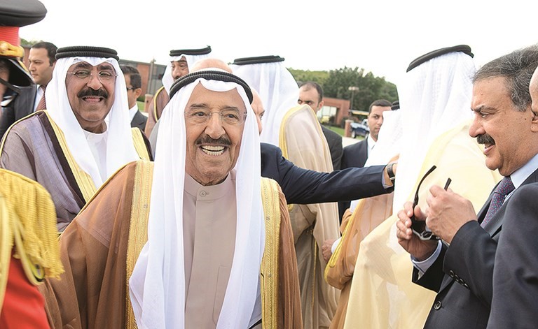 صاحب السمو الأمير الشيخ صباح الأحمد لدى مغادرته مطار قاعدة أندروز الجوية ويبدو الشيخ مشعل الأحمد والشيخ صباح الخالد وخالد الجارالله ﻿