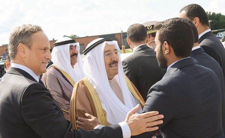 صاحب السمو الأمير الشيخ صباح الأحمد مصافحا مودعيه ويبدو الشيخ مشعل الأحمد والشيخ سالم العبد الله﻿