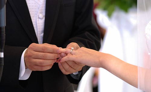 بالفيديو .. ماذا فعل العريس لتصاب عروسه بهذه الحالة الهيستيرية في حفل الزفاف ؟