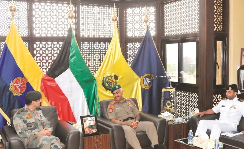 رئيس الأركان العامة الفريق الركن محمد الخضر مستقبلا الملحق العسكري الهندي العقيد الركن مانيش ناغبال﻿