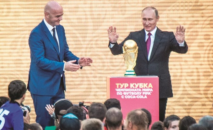 الرئيس الروسي فلاديمير بوتين ورئيس الاتحاد الدولي لكرة القدم السويسري جاني انفانتينو 		(رويترز)﻿