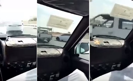 بالفيديو.. شاهد مفحط يتسبب بكارثة في أحد الطرق السريعة بعد اصطدامه بسيارتين