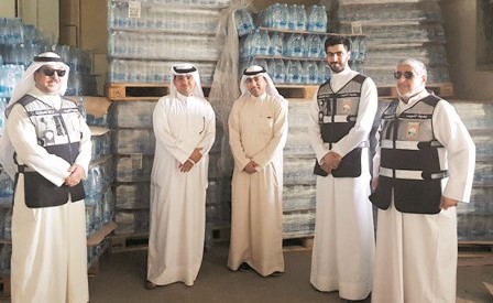 عدد من مفتشي البلدية أمام كمية المياه المعدنية غير الصالحة﻿