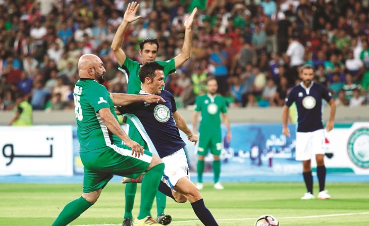 لويس غارسيا يسدد على مرمى نجوم العراق السابقين	(أ.ف.پ) ﻿