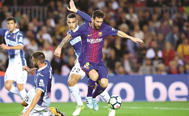 الأسطورة ليونيل ميسي يتلاعب بلاعبي اسبانيول	 (أ.ف.پ)﻿