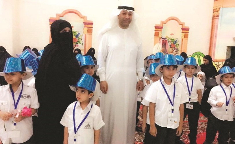 جاسم بوحمد خلال جولته في مدارس الفروانية﻿