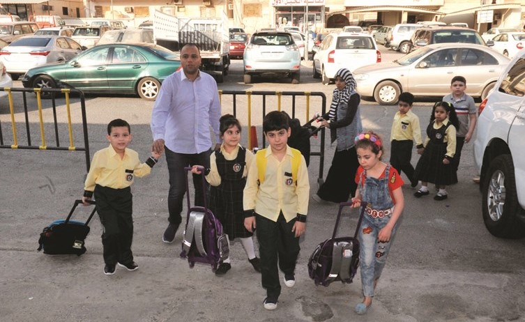 عدد من تلاميذ الصف الأول في طريقهم إلى مدرستهم-(زين علام)﻿