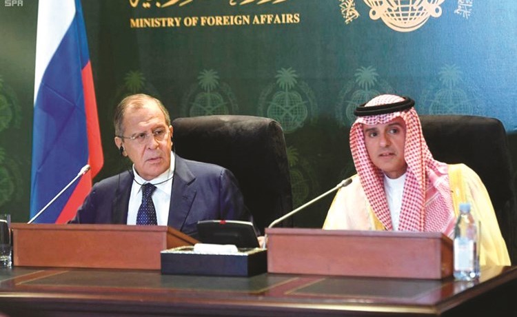 وزير الخارجية السعودي عادل الجبير ونظيره الروسي سيرغي لافروف خلال مؤتمرهما الصحافي المشترك أمس	(واس)﻿