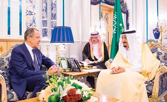 خادم الحرمين الشريفين الملك سلمان بن عبدالعزيز مستقبلا وزير الخارجية الروسي سيرغي لاڤروڤ في جدة أمس      (واس)