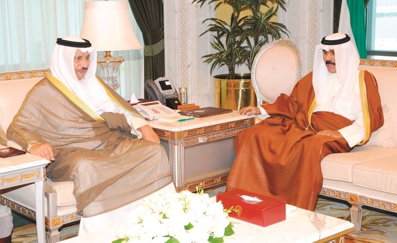 سمو نائب الأمير وولي العهد الشيخ نواف الأحمد مستقبلا سمو رئيس الوزراء الشيخ جابر المبارك﻿