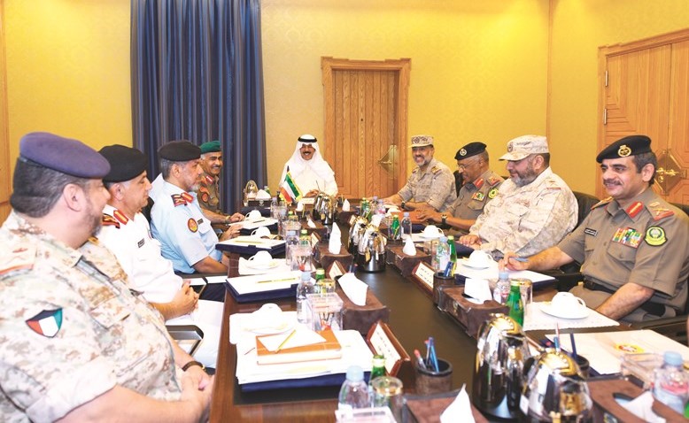 الشيخ محمد الخالد خلال اجتماعه مع رئيس الأركان الفريق الركن محمد الخضر وأعضاء مجلس الدفاع العسكري﻿