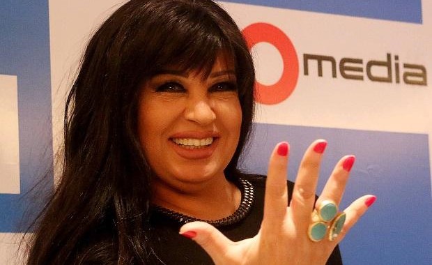 بالفيديو.. فيفي عبده تثير ضجة بتنورتها القصيرة في شرم الشيخ!