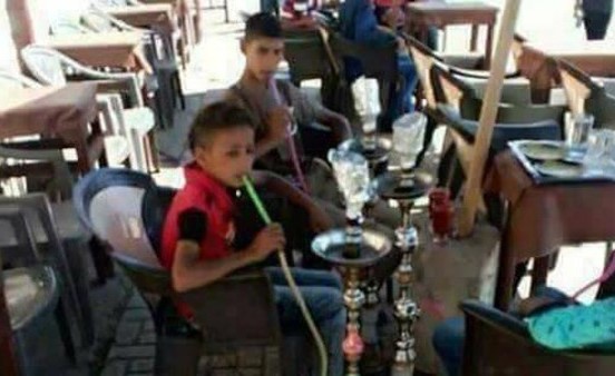 أطفال مصريون يدخنون الشيشة ويثيرون غضباً "تواصلياً"