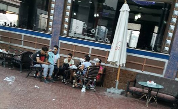 أطفال مصريون يدخنون الشيشة ويثيرون غضباً "تواصلياً"