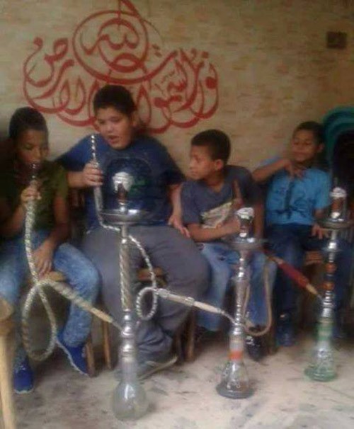 أطفال مصريون يدخنون الشيشة ويثيرون غضباً "تواصلياً"