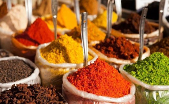 كما تتميز المنطقة بمطبخها المميز، الذي يجمع ما بين تراث غوا وتأثير المطبخ البورمي، وتنتشر أطباق اللحم في المطبخ المحلي، على عكس سائر مناطق البلاد.