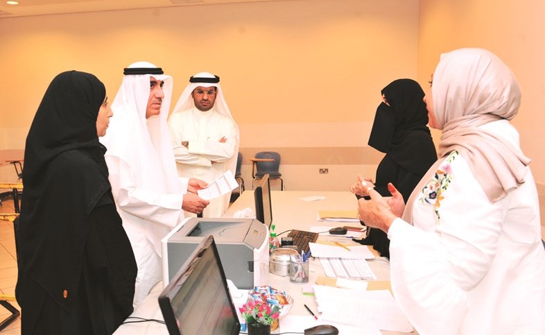 د.حسين الأنصاري يتفقد سير العمل في صالة التسجيل ﻿