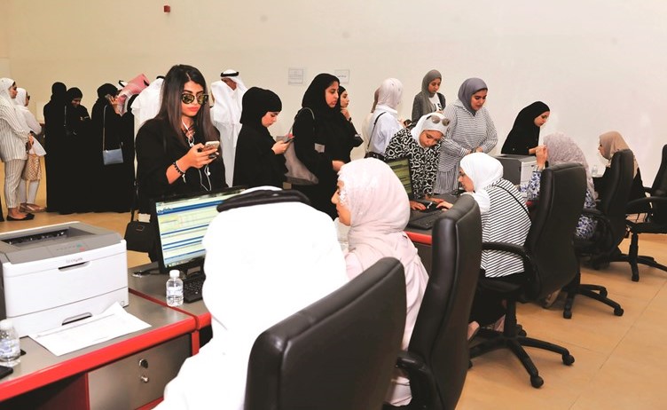 جانب من عمليات التسجيل والسحب والإضافة لطلبة الجامعة﻿
